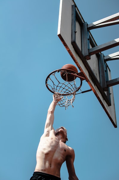 The dunk under the blue sky
